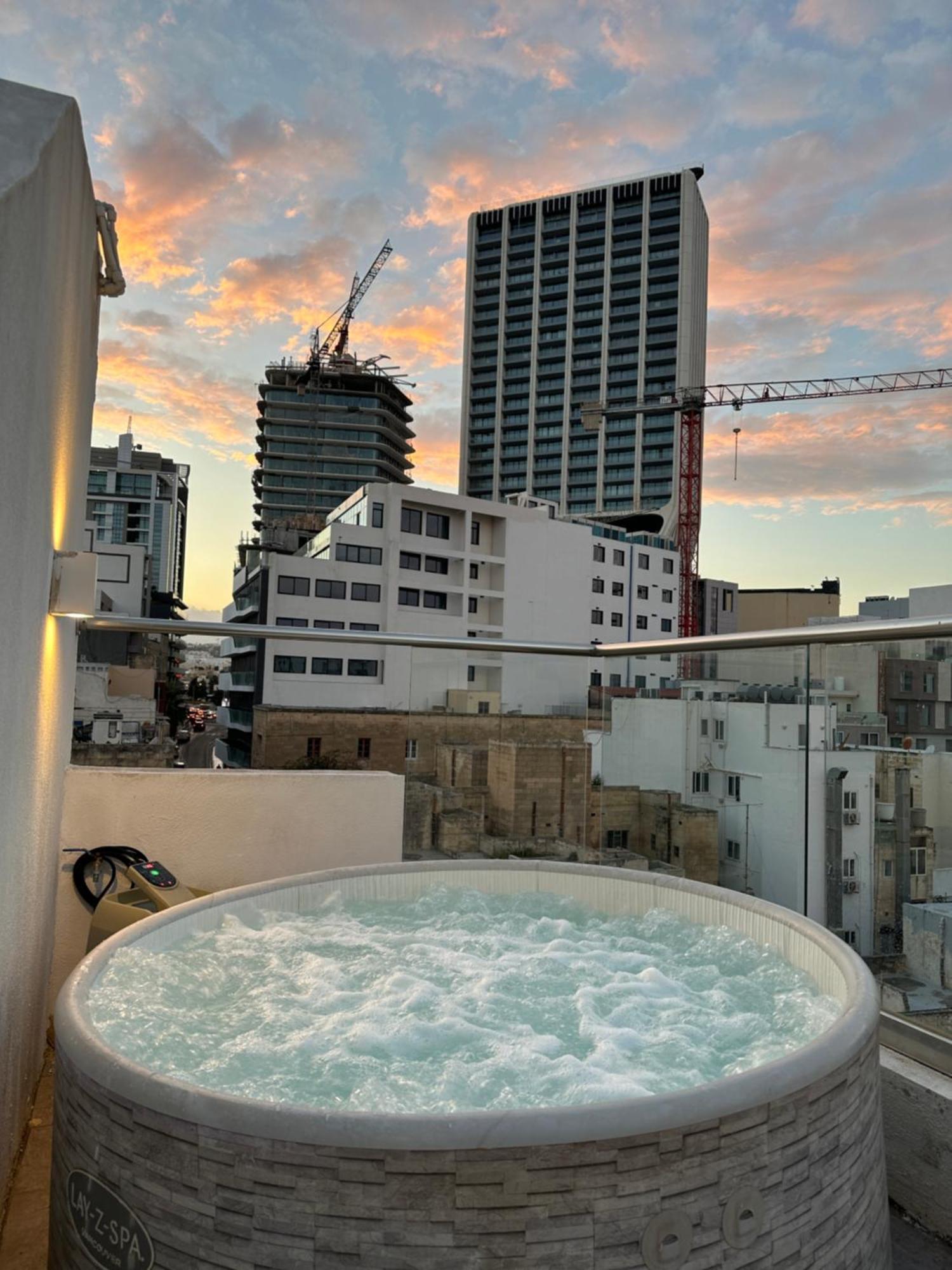 Paceville Sea View Penthouse With Jacuzzi! St. Julian's Exterior foto
