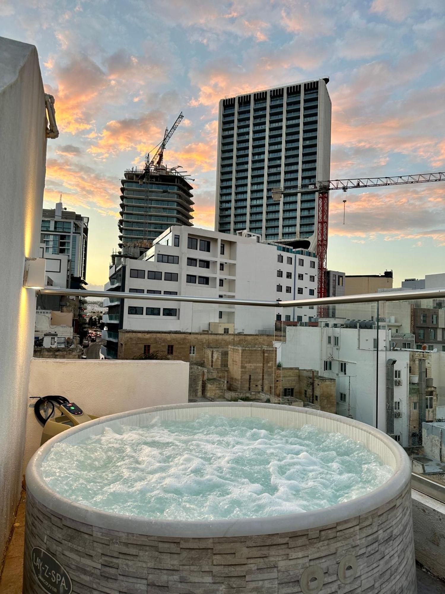 Paceville Sea View Penthouse With Jacuzzi! St. Julian's Exterior foto